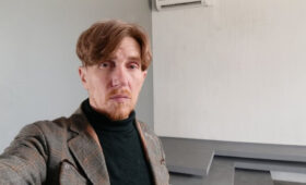 Умер актер из сериалов «Мосгаз» и «СашаТаня» Дмитрий Марфин