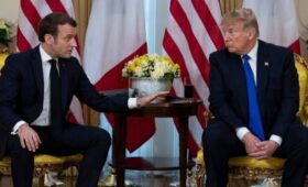 Guardian: Трамп хотел причинить боль Макрону публикацией личного сообщения