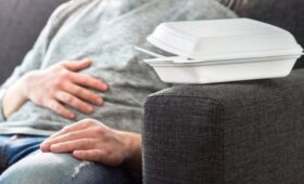 Врач Сычугова: прием пищи лежа может привести к рефлюксу