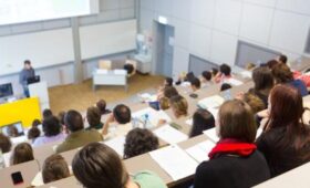 Депутат Нилов: студентам из небогатых семей могут поднять стипендию до уровня МРОТ