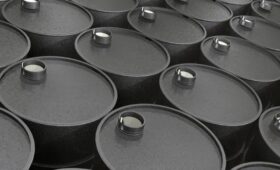 Цена нефти Brent превысила 64 доллара впервые с декабря