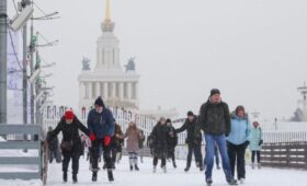 Каток ВДНХ перешел на ограниченный режим работы из-за снегопада