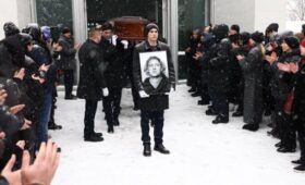 Церемония прощания с режиссером Олейниковым завершилась в Москве