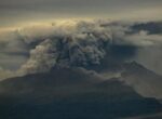 Камчатский вулкан Шивелуч выбросил столб пепла на высоту 7 км