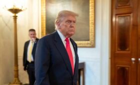 Трамп пригрозил премьеру Гренландии «большими проблемами»