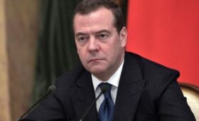 Медведев связал обвинения против Тимошенко с зачисткой конкурентов Зеленским