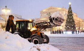 Городские службы продолжают ликвидировать последствия снегопада в Москве