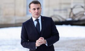 Макрон заявил о намерении установить контакт с Путиным в скором времени