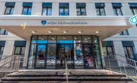 Более 15 гектаров территорий обустроили у столичных поликлиник в 2025 году