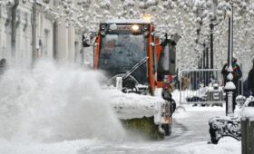 Работы по очистке Москвы от снега организованы в круглосуточном режиме