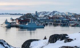 Дания отправила в Гренландию советское судно для размещения солдат НАТО