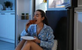 Диетолог Мухина: привычка питаться перед сном грозит диафрагмальной грыжей