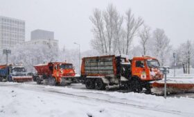Городские службы продолжают устранять последствия сильного снегопада в Москве