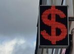 Внебиржевой курс доллара опустился ниже 75 рублей впервые с марта 2023 года