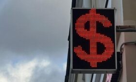 Внебиржевой курс доллара опустился ниже 75 рублей впервые с марта 2023 года