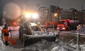 Работы по погрузке и вывозу снега продолжаются повсеместно в Москве