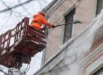Крыши домов в Москве начнут очищать после снижения интенсивности снегопада