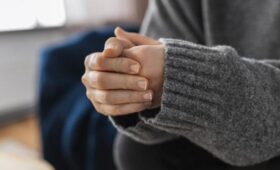 Врач Чернышова: постоянный холод в конечностях может говорить о гормональных нарушениях