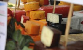 Диетолог Соломатина посоветовала не есть сыр и сливочное масло в один день