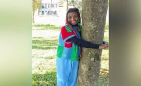 UPI: кенийская активистка установила рекорд Гиннесса, обнимая дерево 72 часа