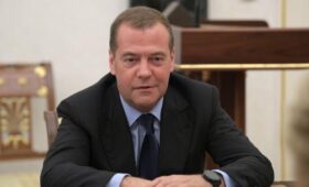 Медведев посоветовал Трампу поспешить с захватом Гренландии