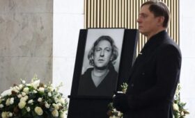 Прощание с режиссером Олейниковым началось на Троекуровском кладбище