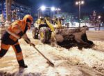 Городские службы Москвы продолжают ликвидировать последствия снегопада