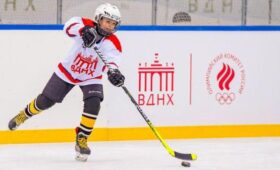 Юных гостей ВДНХ пригласили на тренировки по хоккею в парке «Останкино»