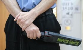 Депутат Миронов призвал ввести единую спецподготовку для охранников школ