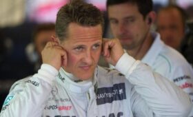 Daily Mail: гонщик «Формулы-1» Михаэль Шумахер больше не прикован к постели