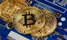 Стоимость биткоина превысила 95 тысяч долларов впервые с ноября