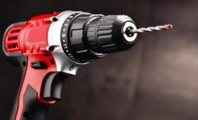 Россиянки назвали дрель и терку самыми необычными подарками на первом свидании