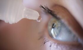 Офтальмолог Куренков: бесконтрольное применение глазных капель ведет к угнетению сосудов