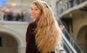 Стилист Кусик назвала прически с небрежными локонами трендом 2026 года