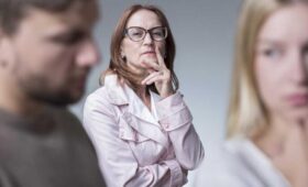 Психолог Самбурский посоветовал корректно отстаивать границы в общении со свекровью