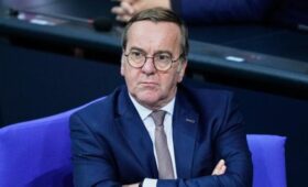 Глава Минобороны ФРГ Писториус усмотрел в свитере Лаврова вызов всему миру