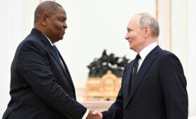 Президент ЦАР назвал Путина великим лидером