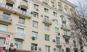 Три жилых дома, появившихся в сериалах, отремонтировали в Москве