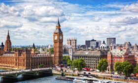 В Великобритании могут запретить соцсеть X из-за чат-бота Grok