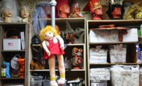 Какие уникальные предметы реквизита хранятся в центре «Жар-птица»