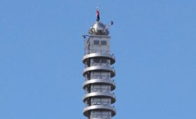 CNA: скалолаз из США без страховки взобрался на 500-метровый небоскреб на Тайване