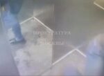 Мужчина ногой разбил зеркало в лифте на станции «Петровский парк» столичного метро