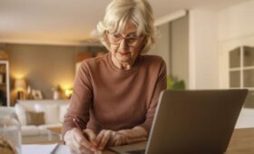 Эксперт Лоикова назвала репетиторство лучшим вариантом удаленки для пенсионеров