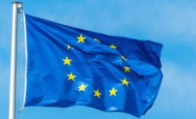 Politico: в ЕС поддержали призывы Макрона и Мелони о диалоге с Россией