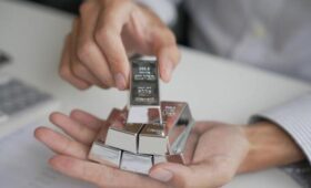 Биржевая стоимость серебра превысила 100 долларов впервые в истории