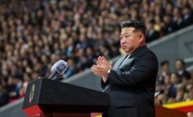 Ким Чен Ын руководил созданием скульптур в честь подвига бойцов КНДР в Курской области