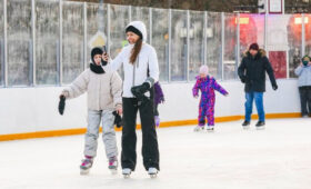 Катки на площадках «Московских сезонов» будут открыты до конца зимы