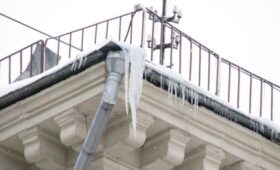 Эксперт по ЖКХ Бондарь: водители могут получить компенсацию за падение льда на машину