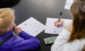 Эксперт Денисова-Мельникова: письмо от руки помогает созданию нейронных связей в мозге