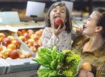 Юрист Русяев объяснил, что грозит покупателю за пробу продуктов в магазине до оплаты